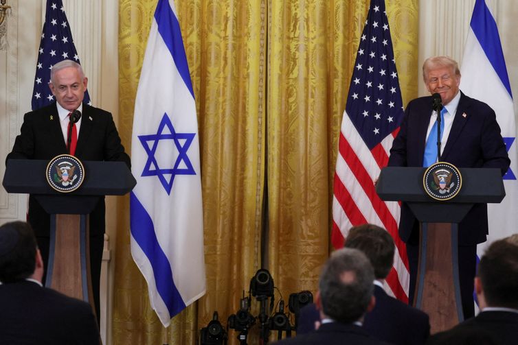 U.S. President Donald Trump and Israeli Prime Minister Benjamin Netanyahu hold a joint press conference in the East Room at the White House in Washington, U.S., February 4, 2025. Reuters/Leah Millis/Proibida reprodução     TPX IMAGES OF THE DAY