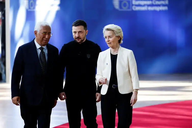 Presidente da Ucrânia, Volodymyr Zelenskiy, ao lado do presidente do Conselho Europeu, António Costa, e da presidente da Comissão Europeia, Ursula von der Leyen, em Bruxelas
06/03/2025 REUTERS/Stephanie Lecocq