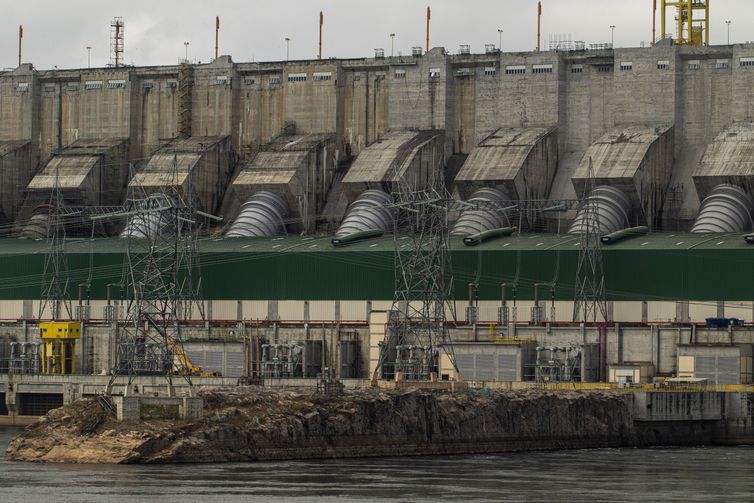 Altamira (PA), 08/01/2025 - No dia 5 de maio de 2016, foi inaugurada a Usina Hidrelétrica (UHE) Belo Monte. Localizada no Rio Xingu, no Pará, sua capacidade instalada é de 11.233,1 MW, sendo reconhecida como a maior hidrelétrica 100% brasileira.
O empreendimento utiliza, em seu reservatório principal, uma tecnologia preservacionista conhecida como fio d’água, o monitoramento das estruturas, previsto no Plano, é um dos mais bem equipados do país. Dispondo de 1.976 instrumentos, de 12 diferentes tipos, realiza-se uma avaliação periódica ao desempenho das estruturas de concreto dos 28 diques que conformam o Reservatório Intermediário e das barragens de Pimental e Belo Monte.
Foto: Joédson Alves/Agência Brasil