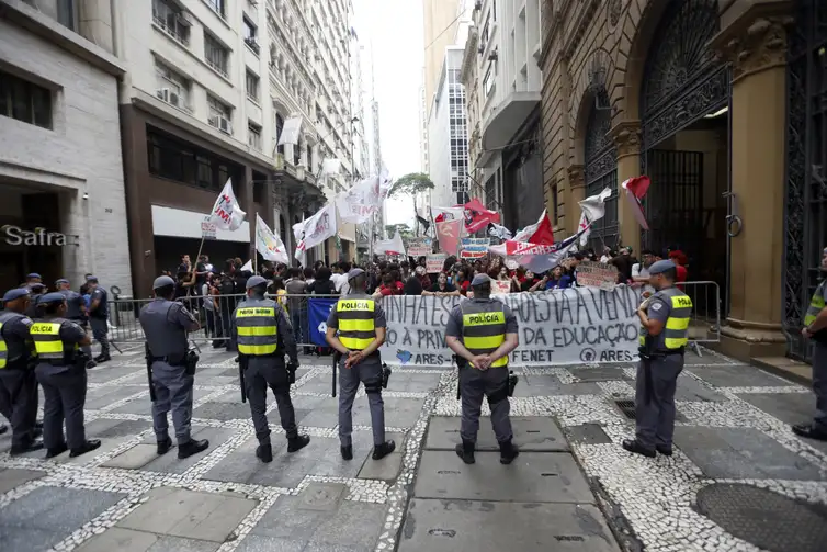 São Paulo (SP), 29/10/2023 - Polícia Militar e GCM de São Paulo fazem segurança do lado de fora do prédio durante o Leilão da Parceria Público-Privada (PPP) de Novas Escolas – Lote Oeste, na sede da B3 – a bolsa de valores do Brasil.
 São 33 novas escolas estaduais, em parceira PPPs, edital prevê privatização de serviços não-pedagógicos de 33 novas escolas de ensino de nível médio e fundamental II. Foto: Paulo Pinto/Agencia Brasil