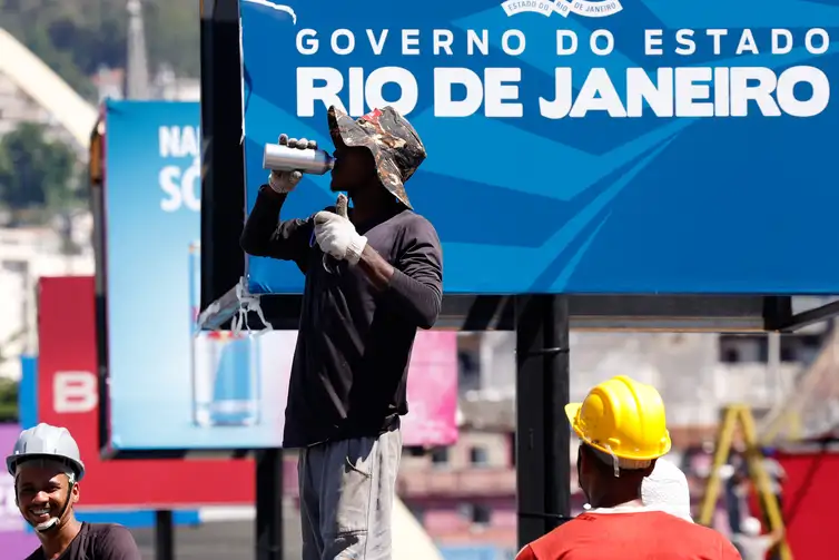 Rio de Janeiro (RJ), 17/02/2024 - Funcionários tabalham no Sambódromo debaixo de forte calor. Cidade do Rio de Janeiro atinge nível 4 de calor. Marco é caracterizado por temperaturas que podem chegar a 44ºC  Foto: Tânia Rêgo/Agência Brasil