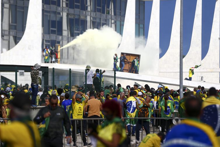 Manifestantes invadem Congresso, STF e Palácio do Planalto.