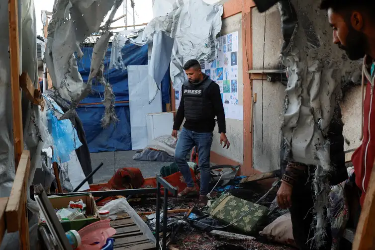 Barraca que abrigava jornalistas é alvo de ataque israelense em Khan Younis, sul de Gaza
 7/4/2025   REUTERS/Hatem Khaled