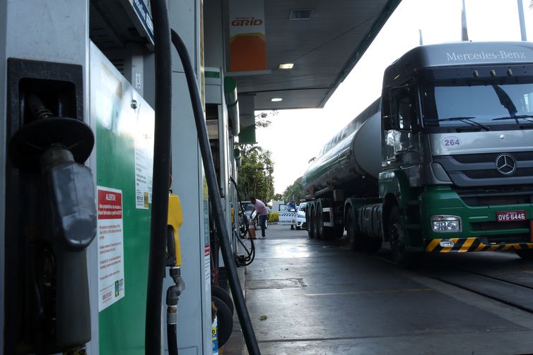 Caminhão-tanque abastece posto de combustível no Plano Piloto, região central da capital.