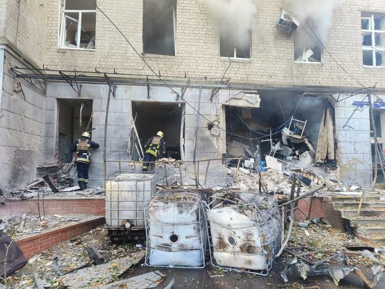 Hospital atingido por drone russo em Sumy, Ucrânia
28/09/2024
Serviço de Emergência da Ucrânia/Divulgação via Reuters