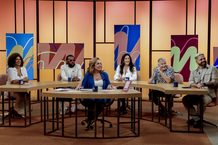 Rio de Janeiro (RJ), 27/02/2024 - Bastidores da estreia do programa Sem Censura, com Cissa Guimarães, na TV Brasil, com Cláudia Raia, Miguel Falabella, Xande de Pilares, Luciana Barreto e Muka. Foto: Fernando Frazão/Agência Brasil