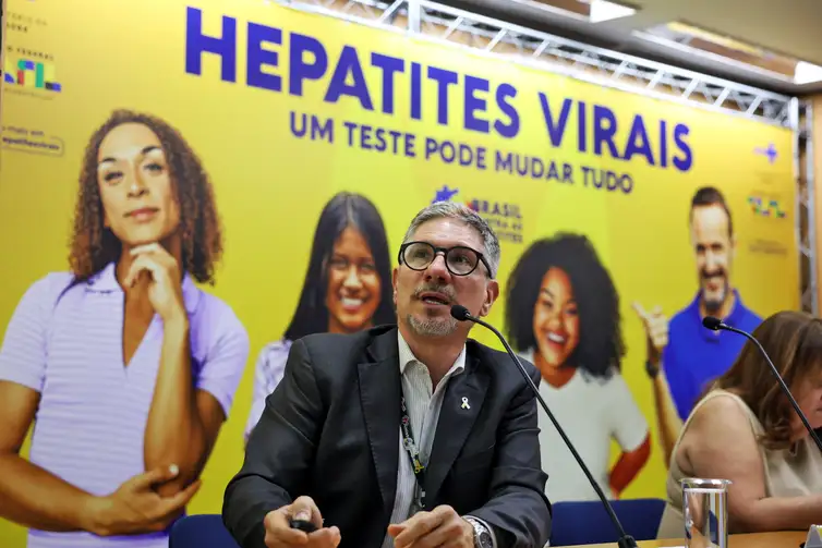 Brasília (DF), 08/07/2025 - O coordenador-geral de Vigilância de Hepatites Virais, Mário Gonzales, durante lançamento da campanha publicitária nacional para eliminação das hepatites virais no país. A campanha, que reforça a importância da testagem, vacinação e tratamento, faz parte da mobilização do Julho Amarelo, mês dedicado à conscientização sobre o tema. Foto: Valter Campanato/Agência Brasil