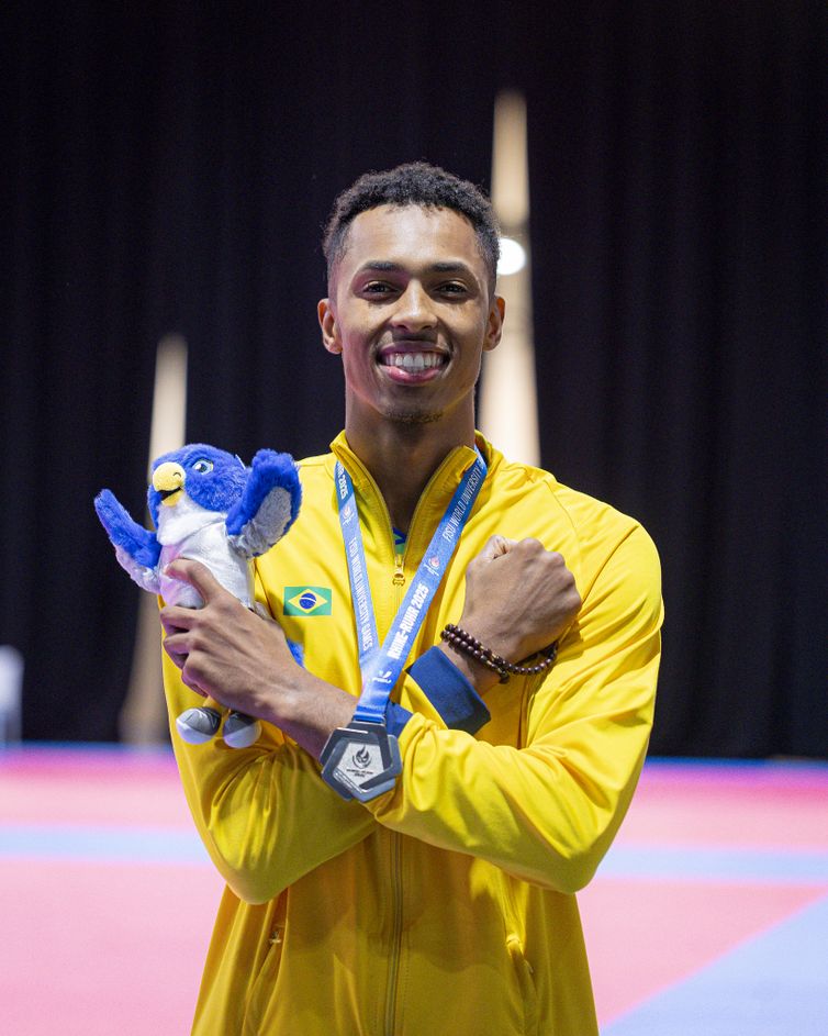 Vinicius Matos conquista prata na categoria 57 kg do taekwondo, nos Jogos mundiais universitários, em 21/07/2025