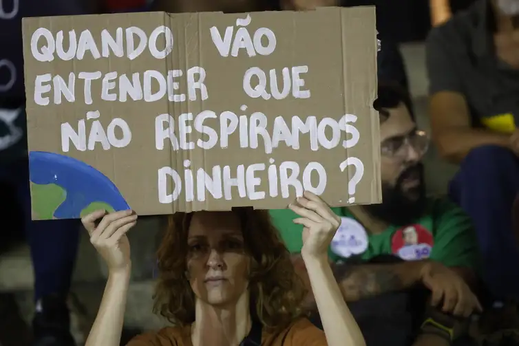 Rio de Janeiro (RJ) 20/09/2024 – A manifestação Marcha pelo Clima reúne ativistas e ambientalistas no centro da cidade, é parte do Ato Global pelo Clima, que se realiza em diversas cidades do mundo e alerta para a crise climática e o aumento dos eventos climáticos extremos. Foto: Fernando Frazão/Agência Brasil