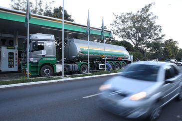 Caminhão-tanque abastece posto de combustivel no Plano Piloto, região central da capital