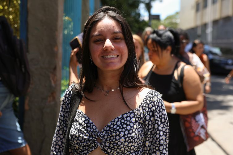 Tomaz Silva/Agência Brasil Rio de Janeiro (RJ), 26/10/2025 – A recém-formada em letras, Fernanda Lima Figueiredo da Silva  em frente ao Colégio Estadual Julia Kubitschek para a realização Prova Nacional do Docente (PND), no centro do Rio de Janeiro. Foto: Tomaz Silva/Agência Brasil