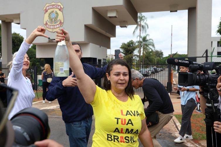 Brasília (DF), 22/11/2025 - Manifestantes em frente a sede da Polícia Federal após a prisão do ex-presidente Jair Bolsonaro. Foto: Valter Campanato/Agência Brasil