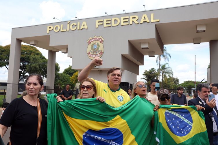 Brasília (DF), 22/11/2025 - Manifestantes em frente a sede da Polícia Federal após a prisão do ex-presidente Jair Bolsonaro. Foto: Valter Campanato/Agência Brasil