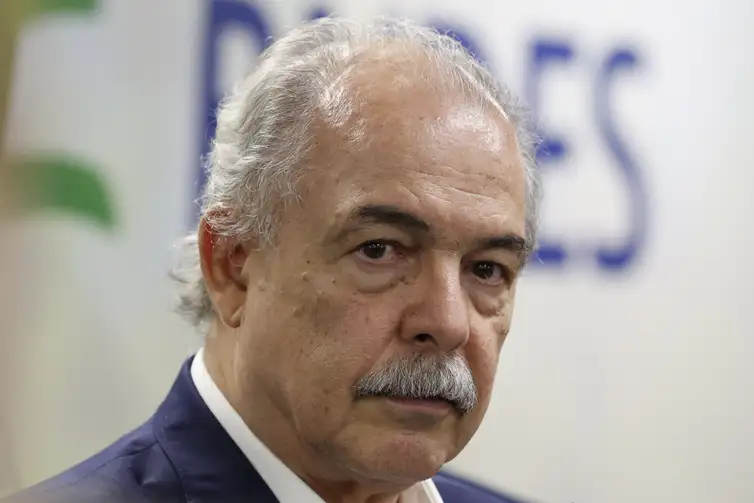 Rio de Janeiro (RJ), 28/08/2025 – O presidente do BNDES, Aluízio Mercadante, recebe o prefeito do Rio, Eduardo Paes, presidente da Frente Nacional de Prefeitas e Prefeitos (FPN), além de prefeitos representantes outros municípios para detalhar as medidas de apoio do Plano Brasil Soberano. Foto: Fernando Frazão/Agência Brasil