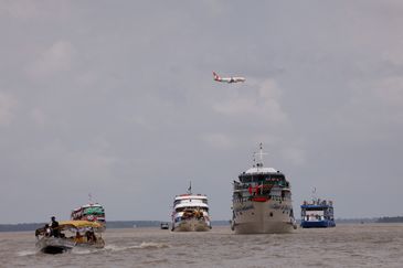 Belém (PA), 12/11/2025 - Barqueata da Cúpula dos Povos, liderada pela 