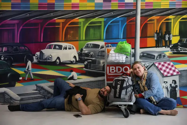 São Paulo (SP), 11/12/2025 - Wagner Martins Pereira e a companheira aguardam para embarcar após voos cancelados e atrasados no Aeroporto de Congonhas. Foto: Rovena Rosa/Agência Brasil