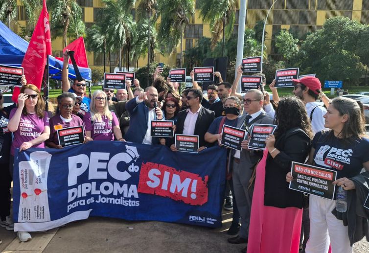 Pedro Rafael/Agência Brasil Brasília (DF), 10/12/2025 – Ato em defesa dos jornalistas e pela PEC do diploma.
Foto: Pedro Rafael/Agência Brasil