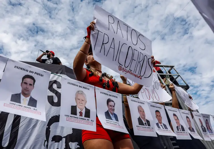 Tânia Rego/Agência Brasil Rio de Janeiro (RJ), 14/12/2025 - Manifestantes fazem ato na orla de Copacabana contra PL da Dosimetria e outros temas em votação no congresso nacional. Foto: Tânia Rego/Agência Brasil