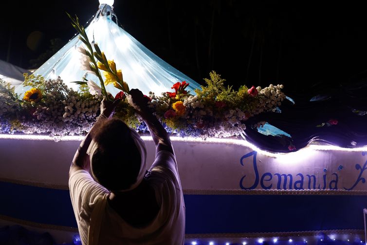 Tânia Rêgo/Agência Brasil Rio de Janeiro(RJ), 30/12/2025 - Pessoas se reunem para celebrar, agradecer e levar oferendas a Iemanjá, misturando tradições iorubás, sincretismo religioso e preservação cultural, na Praia Vermelha, na Urca, zona sul do Rio. Foto: Tânia Rêgo/Agência Brasil