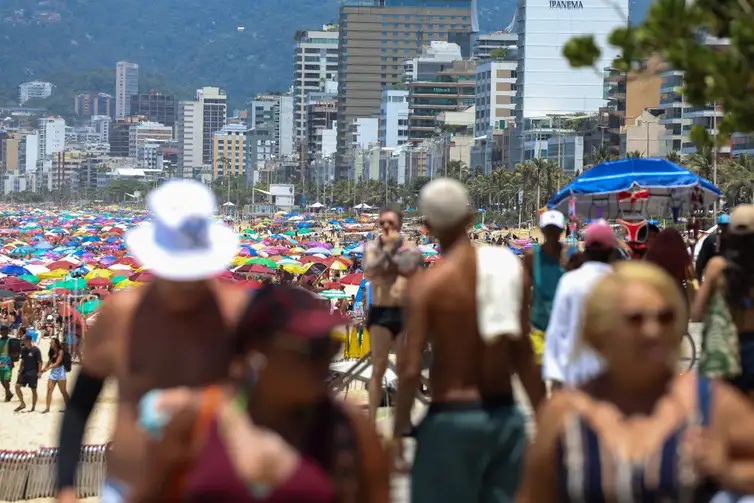 Rio de Janeiro (RJ), 26/12/2025 – Cariocas e turistas vão à praia em dia de forte calor no Rio de Janeiro. Foto: Tomaz Silva/Agência Brasil