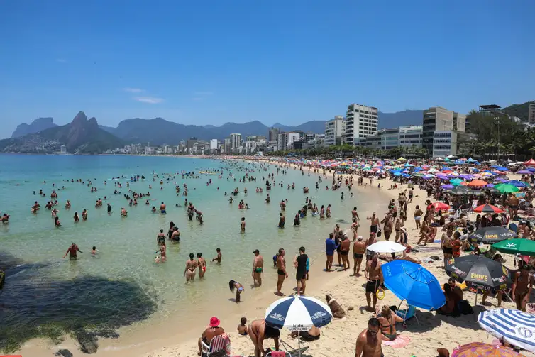 Rio de Janeiro (RJ), 26/12/2025 – Cariocas e turistas vão à praia em dia de forte calor no Rio de Janeiro. Foto: Tomaz Silva/Agência Brasil