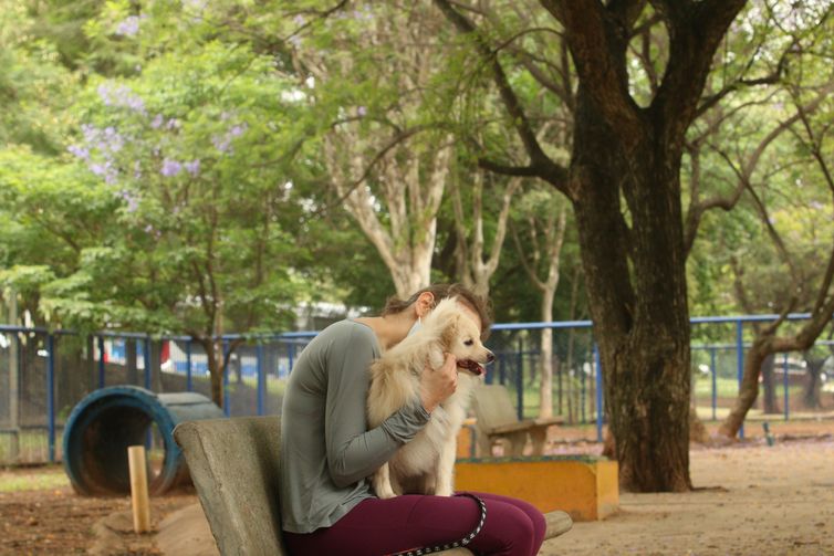 Tutores com cães no Parcão, espaço exclusivo para cachorros, na Praça Ayrton Senna do Brasil.