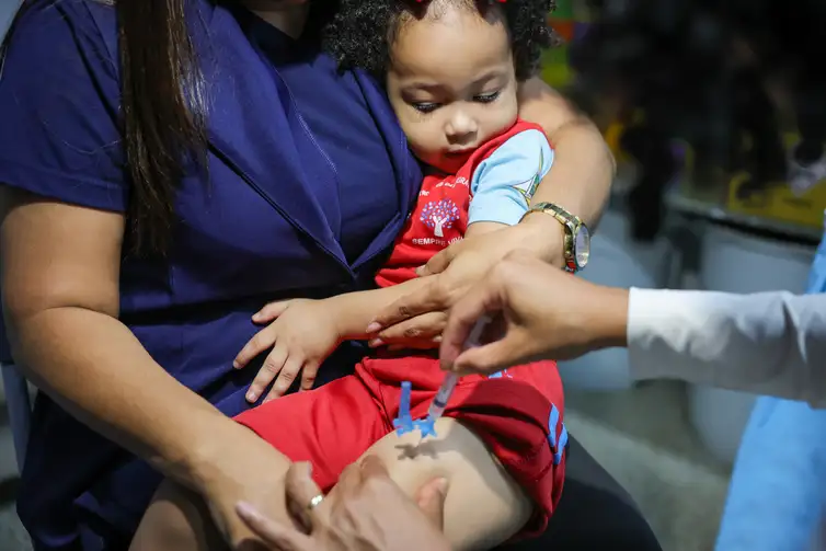 Fabio Rodrigues-Pozzebom/ Agência Brasil Brasília (DF) 15/04/2025 A Secretaria de Saúde do DF promove um dia de vacinação infantil na Creche Sempre Viva, na cidade satélite de Ceilândia, DF Foto: Fabio Rodrigues-Pozzebom/ Agência Brasil