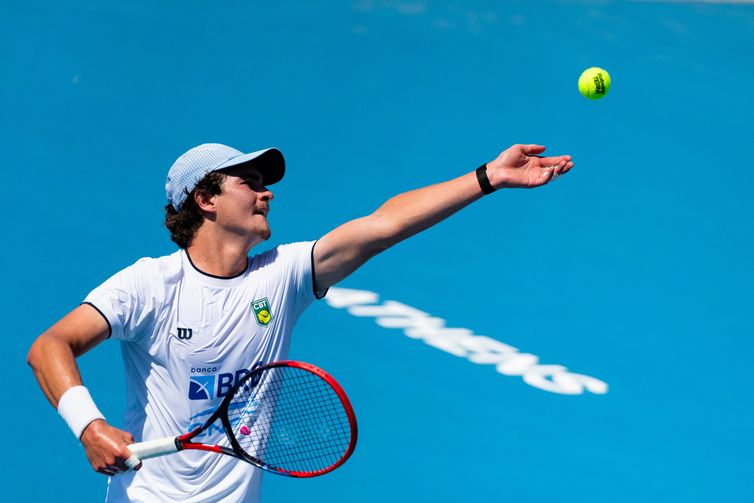 André Gemmer/CBT 10/01/2026 - Dores lombares tiram João Fonseca de mais um torneio na Austrália. Foto: André Gemmer/CBT