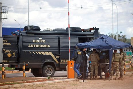 REUTERS/Adriano Machado/Proibida reprodução Security forces work as a robot of the federal police bomb squad is seen near what is believed to be an explosive artifact in Brasilia, Brazil, December 24, 2022. REUTERS/Adriano Machado