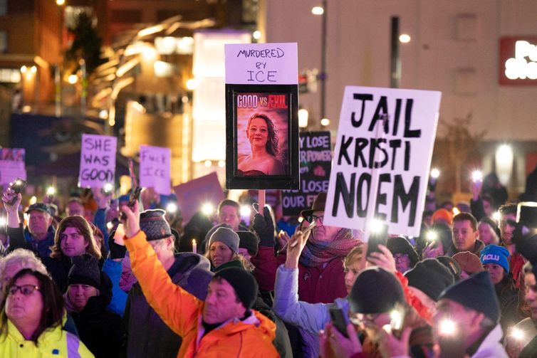 SENSITIVE MATERIAL. THIS IMAGE MAY OFFEND OR DISTURB    People gather for a vigil in memory of Renee Nicole Good, who was shot and killed by a U.S. Immigration and Customs Enforcement (ICE) agent, in Seattle, Washington, U.S. January 8, 2026.  REUTERS/David Ryder