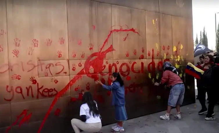 Frame Reuters/Proibida reprodução Brasília (DF), 04/01/2026 - Venezuelan diaspora in Mexico divided over U.S. action, police intervene to separate groups
Frame Reuters/Proibida reprodução