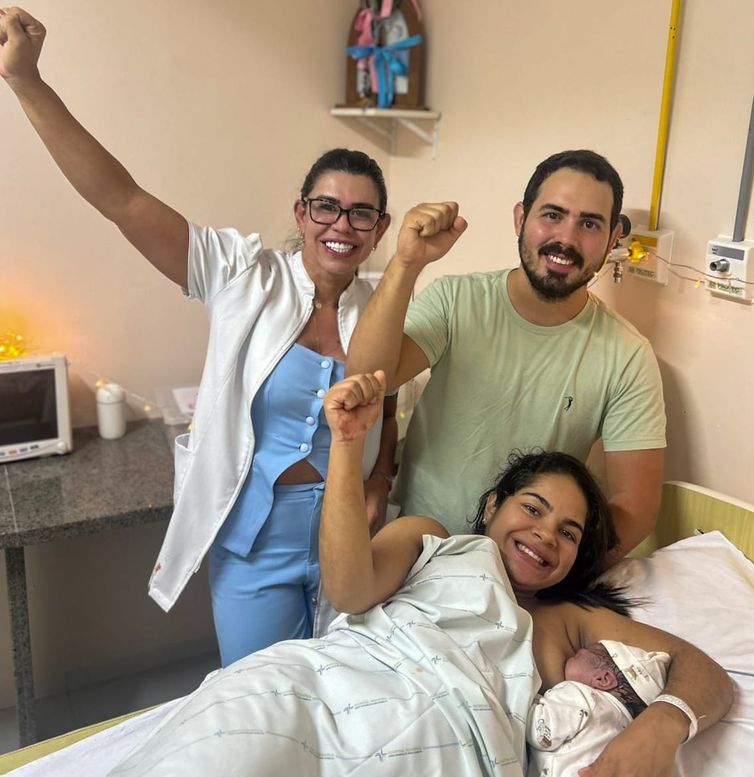 Valéria Monteiro/arquivo pessoal 26/01/2026 - Formação de enfermeiros obstétricos tem impacto positivo, mas número precisa ser ampliado. Valéria, o marido, a bebê Maria Catarina e a enfermeira obstétrica Maria Luiza Bezerra. Foto: Valéria Monteiro/arquivo pessoal