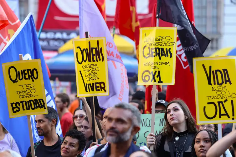 Tomaz Silva/Agência Brasil Rio de Janeiro (RJ), 01/05/2025 – Ato do Dia do Trabalhador pede o fim da escala 6x1 e melhores condições de trabalho e renda, na Cinelândia, no centro da capital fluminense. Foto: Tomaz Silva/Agência Brasil