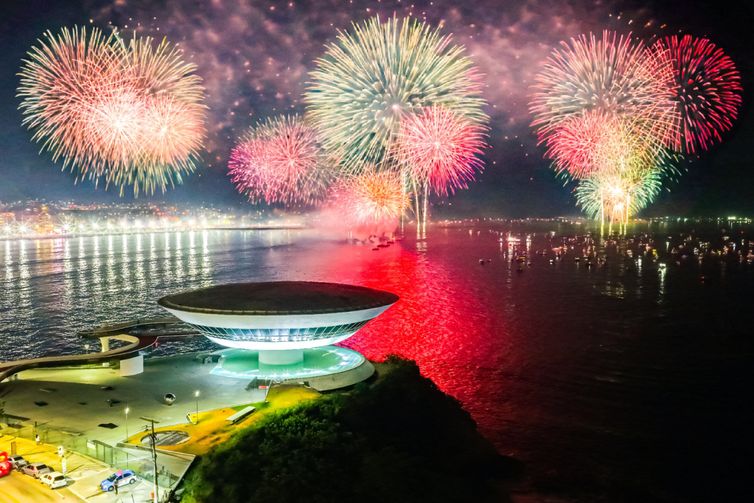 Prefeitura de Niterói/Divulgação Niterói (RJ), 01/01/2026 - Queima de fogos durante virada de ano no réveillon em Niterói. Foto: Prefeitura de Niterói/Divulgação