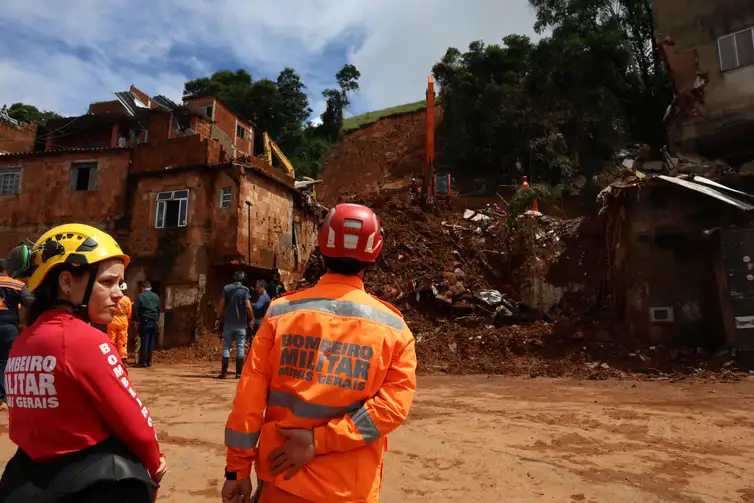 Rovena Rosa/Agência Brasil Juiz de Fora (MG), 27/02/2026 - Buscas pela última criança desaparecida no deslizamento de terra ocorrido durante tempestade da noite de segunda-feira, 22 de fevereiro, que vitimou 21 pessoas e deixou várias casas destruídas no bairro Jardim Burnier. Foto: Rovena Rosa/Agência Brasil