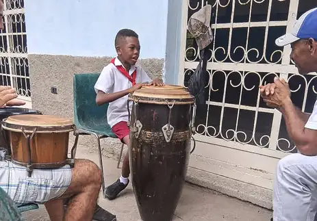 26/02/2026 - Personagens Cubanos - Robin, 9 anos, na escola de música que ele frequente, em Havana, patrocinada pelo Estado. Foto: Arquivo Pessoal/Divulgação