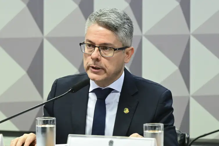 Geraldo Magela/Agência Senado CPI do Crime Organizado (CPICRIME) realiza reunião para ouvir dois convidados. Os depoimentos colaboram com as investigações em andamento sobre o avanço do crime organizado no país.
A finalidade da comissão é apurar a atuação, expansão e o funcionamento de organizações criminosas no território brasileiro, em especial de facções e milícias, de modo a permitir a identificação de soluções adequadas para o seu combate, especialmente por meio do aperfeiçoamento da legislação atualmente em vigor.
Mesa:
relator da CPICRIME, senador Alessandro Vieira (MDB-SE).
Foto: Geraldo Magela/Agência Senado