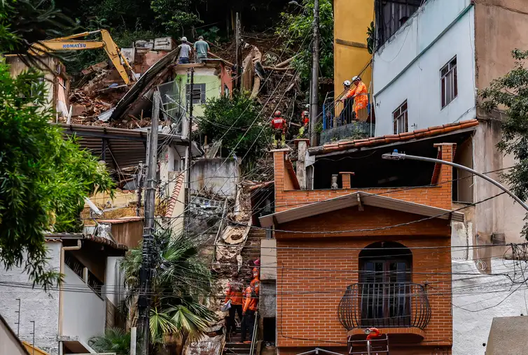 28/02/2026 - Juíz de Fora - MG - Bombeiros fazem a última frente de procura de vítimas em que estão tentando resgatar o corpo de um menino de 9 anos, após deslizamento de terra no bairro Paineiras. Foto: Tânia Rego/Agência Brasil