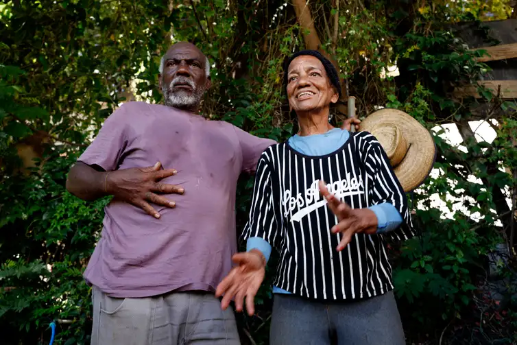 Tânia Rêgo/Agência Brasil Rio de Janeiro (RJ), 26/03/2026 - Tio Dadá e Tia Vera, cuidadores da horta comunitária do programa Hortas Cariocas, no Salgueiro. Hortas agroecológicas e ancestrais no Morro do Salgueiro, zona norte da cidade. Foto: Tânia Rêgo/Agência Brasil