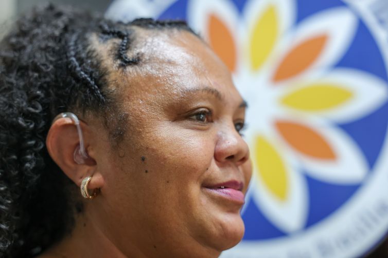 Brasília, DF  21/03/2026 - Roseane Cunha, que recebeu seu aparelho auditivo durante o primeiro mutirão do ano do Agora Tem Especialistas, exclusivo para as mulheres, no Hospital Universitário de Brasília (HUB) DF Foto: Fabio Rodrigues-Pozzebom/ Agência Brasil