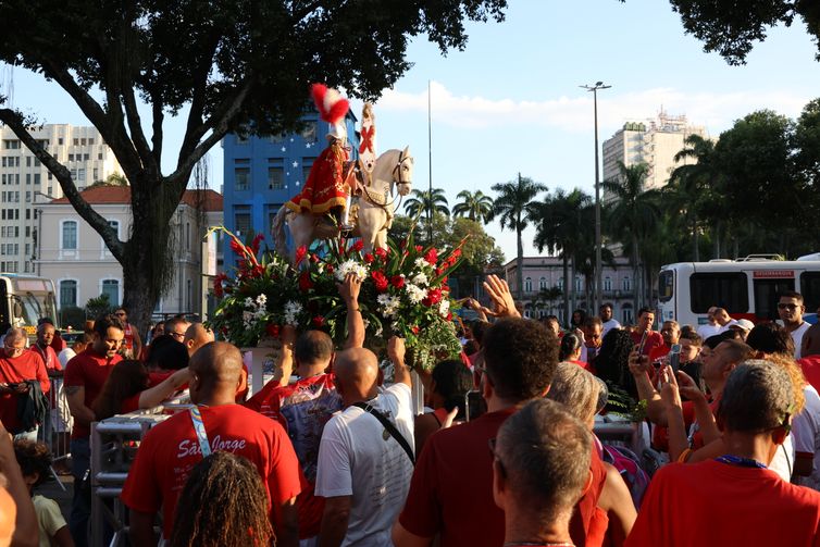 Rio de Janeiro, 23/04/2026 - Toque da alvorada e missa solene em honra a São Jorge, padroeiro do Estado do Rio de Janeiro, em frente ao Santuário de São Jorge e São Gonçalo Garcia no centro. Foto: Rovena Rosa/Agência Brasil