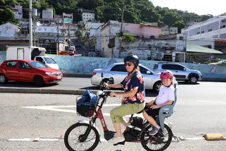 Rovena Rosa/Agência Brasil Rio de Janeiro (RJ), 07/04/2026 - A promotora de eventos Ananda Sayão mora em Copacabana e busca a filha Alice de bicicleta elétrica na Escola Municipal Pedro Ernesto, na Fonte da Saudade, Lagoa. Foto: Rovena Rosa/Agência Brasil