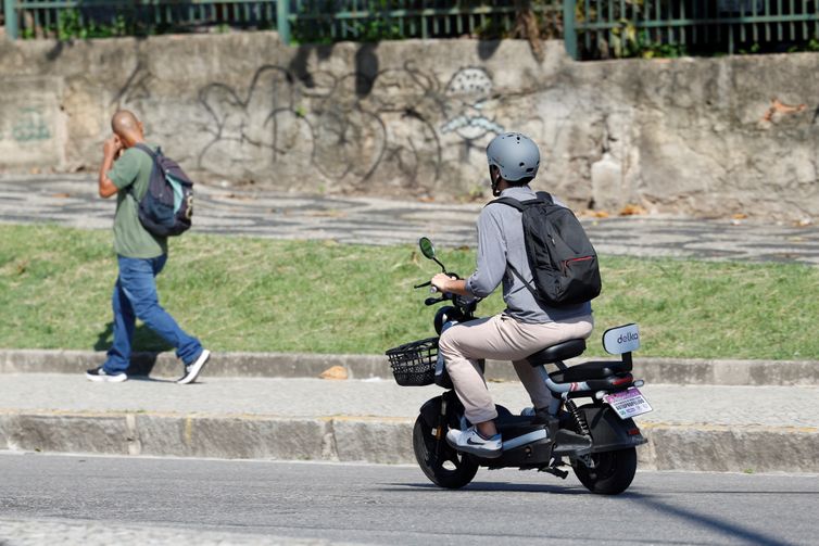Fernando Frazão/Agência Brasil Rio de Janeiro (RJ), 06/04/2026 – Novas regras para a circulação de ciclomotores, bicicletas elétricas e patinetes nas vias da cidade. Foto: Fernando Frazão/Agência Brasil