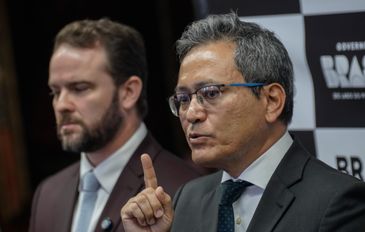 10/04/2026 - Brasília/DF - O ministro da Fazenda, Dario Durigan, anuncia a Cooperação Mútua entre a Receita Federal do Brasil (RFB) e o U.S. Customs and Border Protection (CBP), agência de fronteiras dos Estados Unidos, para o combate ao crime transnacional.  Na foto o ministro da Fazenda, Dario Durigan (e), e o secretário especial da Receita Federal, Robinson Barreirinhas (d).  Foto: Rafa Neddermeyer/Agência Brasil