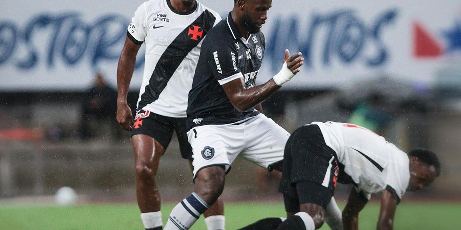 Remo e Vasco empatam pelo Brasileirão após atraso causado pela chuva