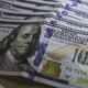 Dólar atinge R$ 5, enquanto bolsa registra queda devido a tensões no Oriente Médio