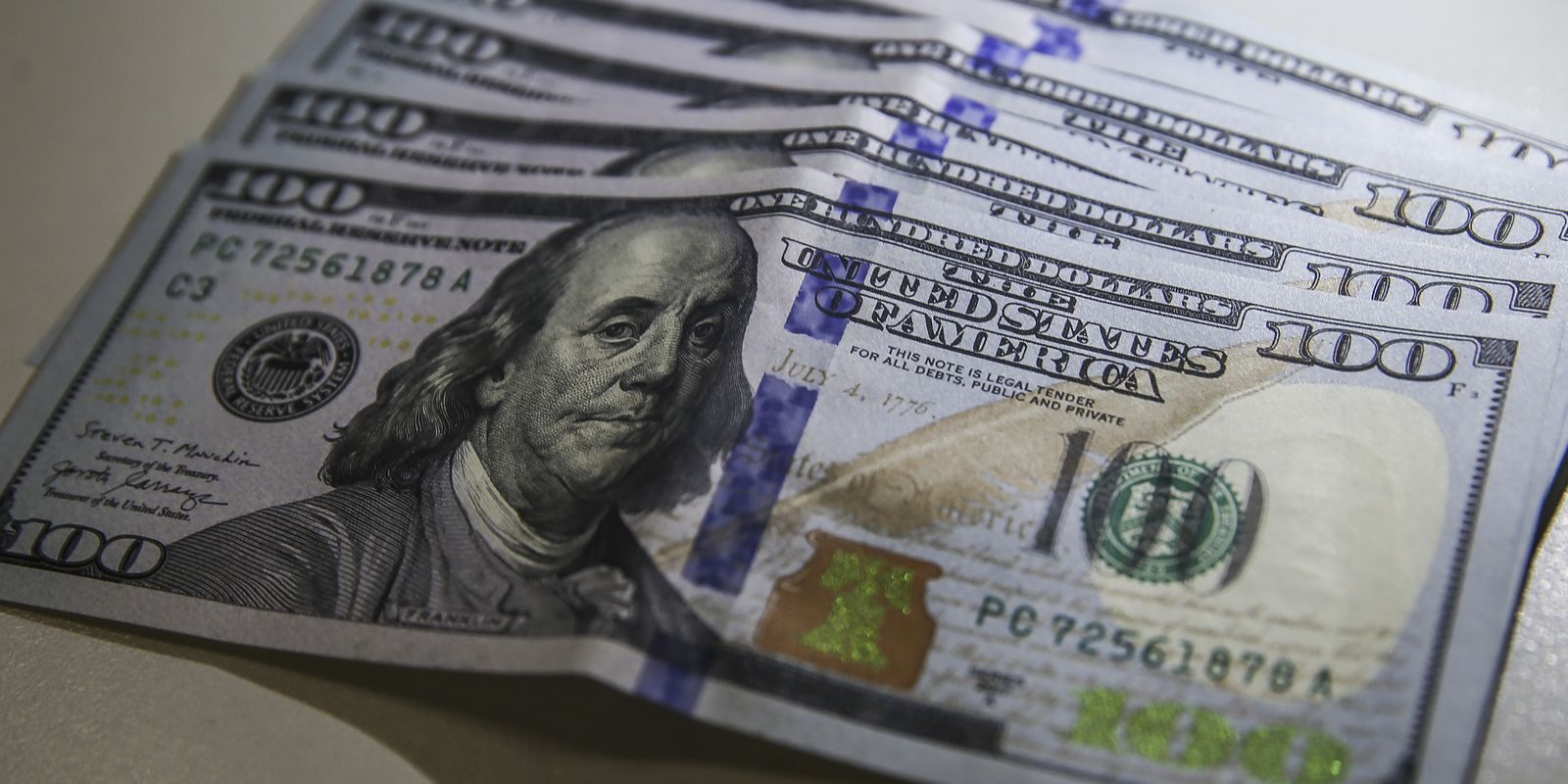 Dólar atinge R$ 5, enquanto bolsa registra queda devido a tensões no Oriente Médio