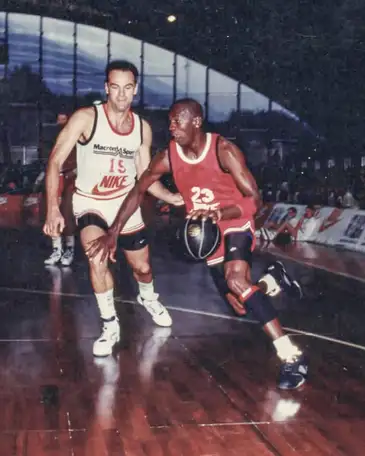 Brasília (DF), 17/04/2026 - Na foto Oscar Schmidt e outra lenda do basquete, Michael Jordan (d) Jogador de basquete Oscar Schmidt morre aos 68 anos em São Paulo.
Foto: Oscar Schmidt/Instagram