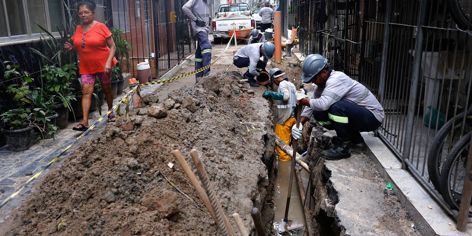 Maré recebe obras de esgoto, mas enfrenta desafios com drenagem e coleta de lixo