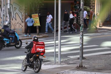 São Paulo (SP), 23/07/2025 - Motociclista entregador de comida pedida por aplicativo Ifood em Bela Vista. Foto: Rovena Rosa/Agência Brasil